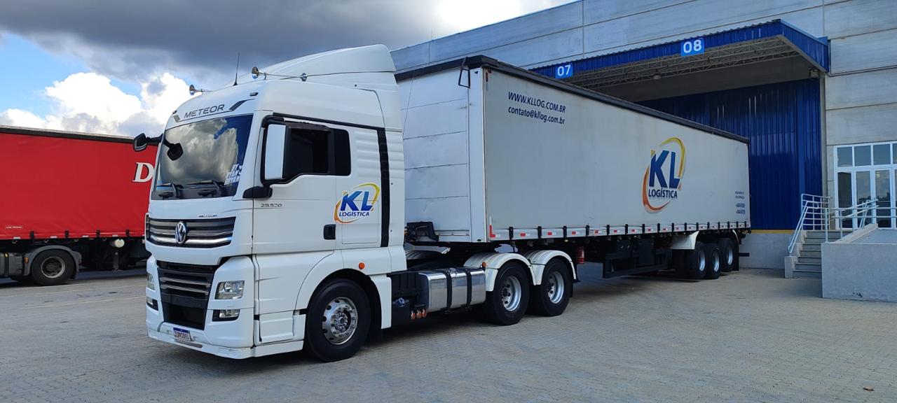 Caminhão da KL Logística posicionado em uma doca de operação