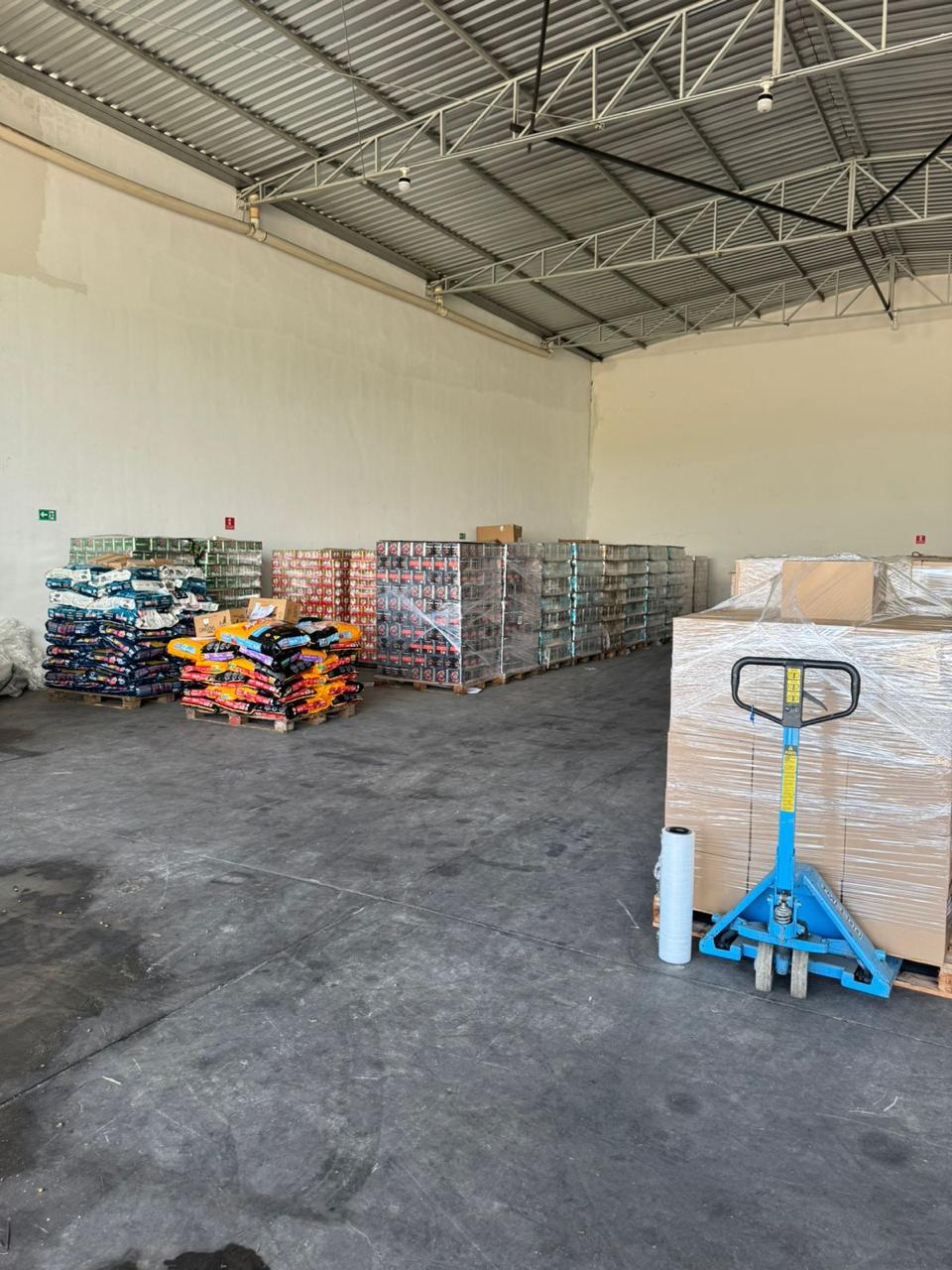 Mercadorias paletizadas no armazém da operação