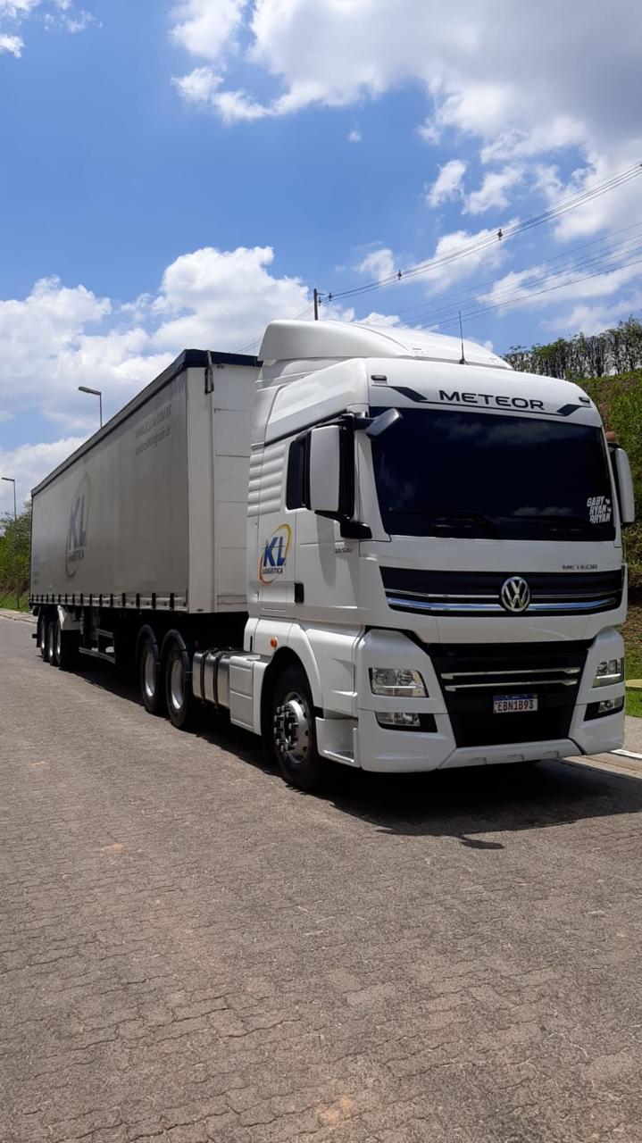 Caminhão branco da frota KL Logística
